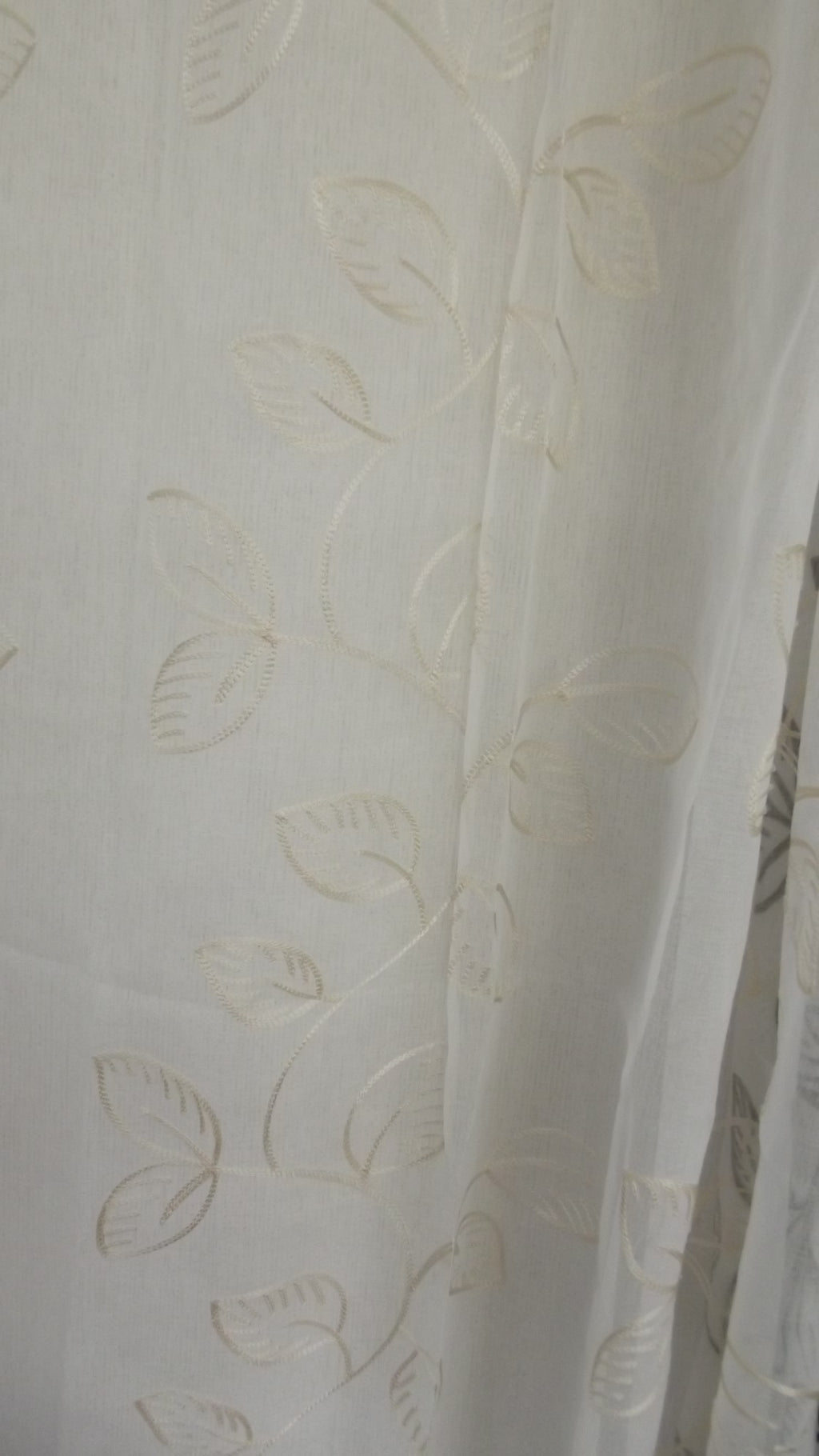 Visillo Kate Beige – Elegancia Natural y Diseño de Hojas Bordadas (140 x 260 cm)