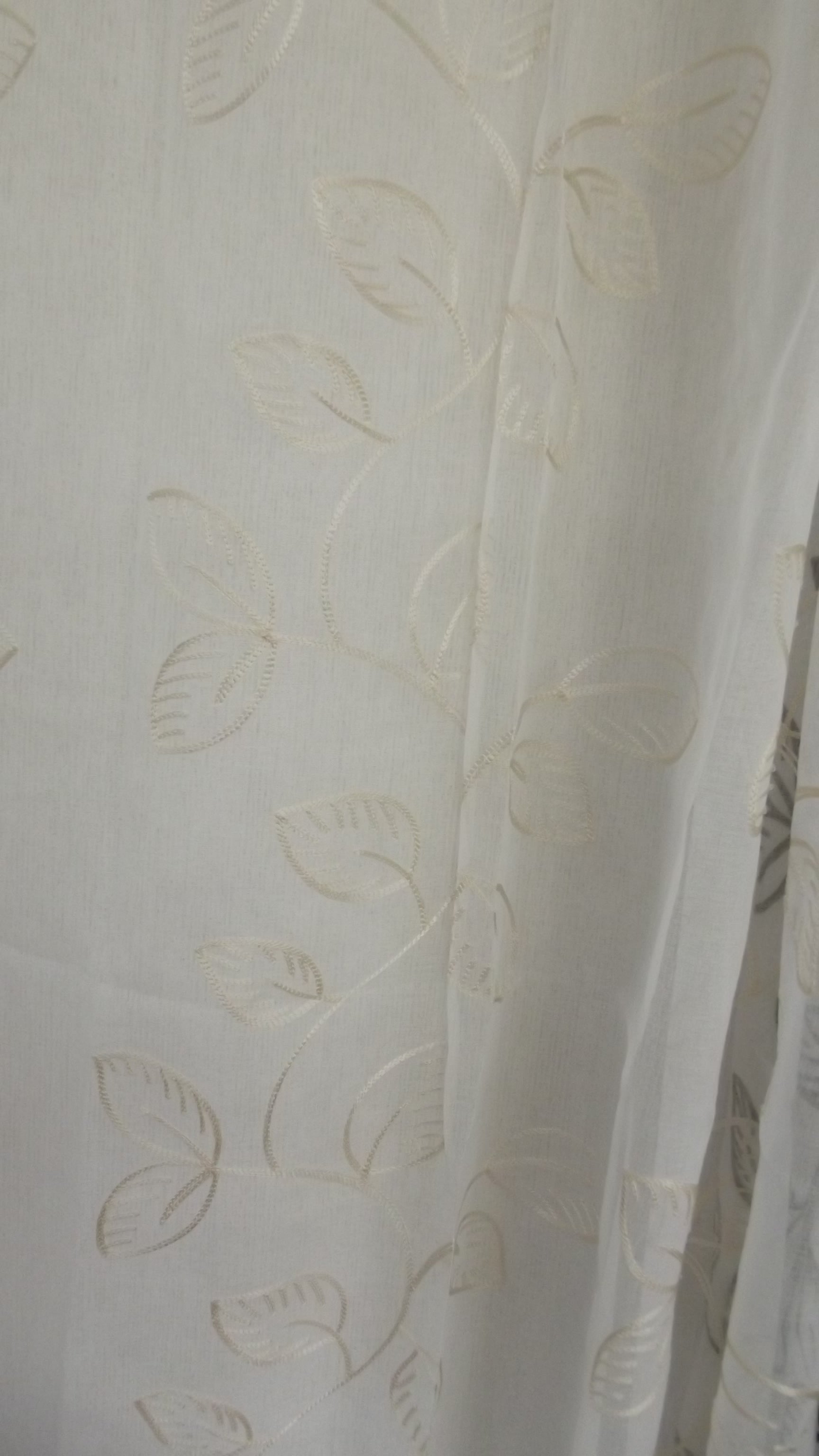 Visillo Kate Beige – Elegancia Natural y Diseño de Hojas Bordadas (140 x 260 cm)