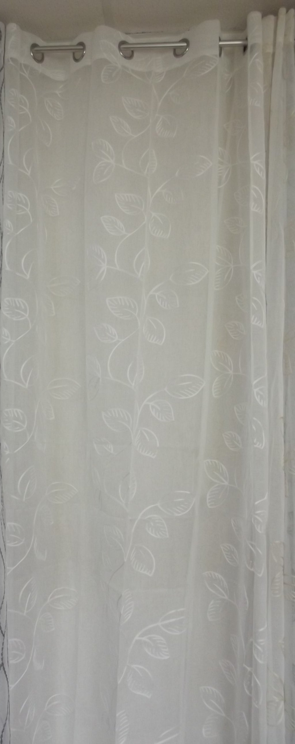Visillo Kate Blanco – Frescura Luminosa y Diseño de Hojas Bordadas (140 x 260 cm)