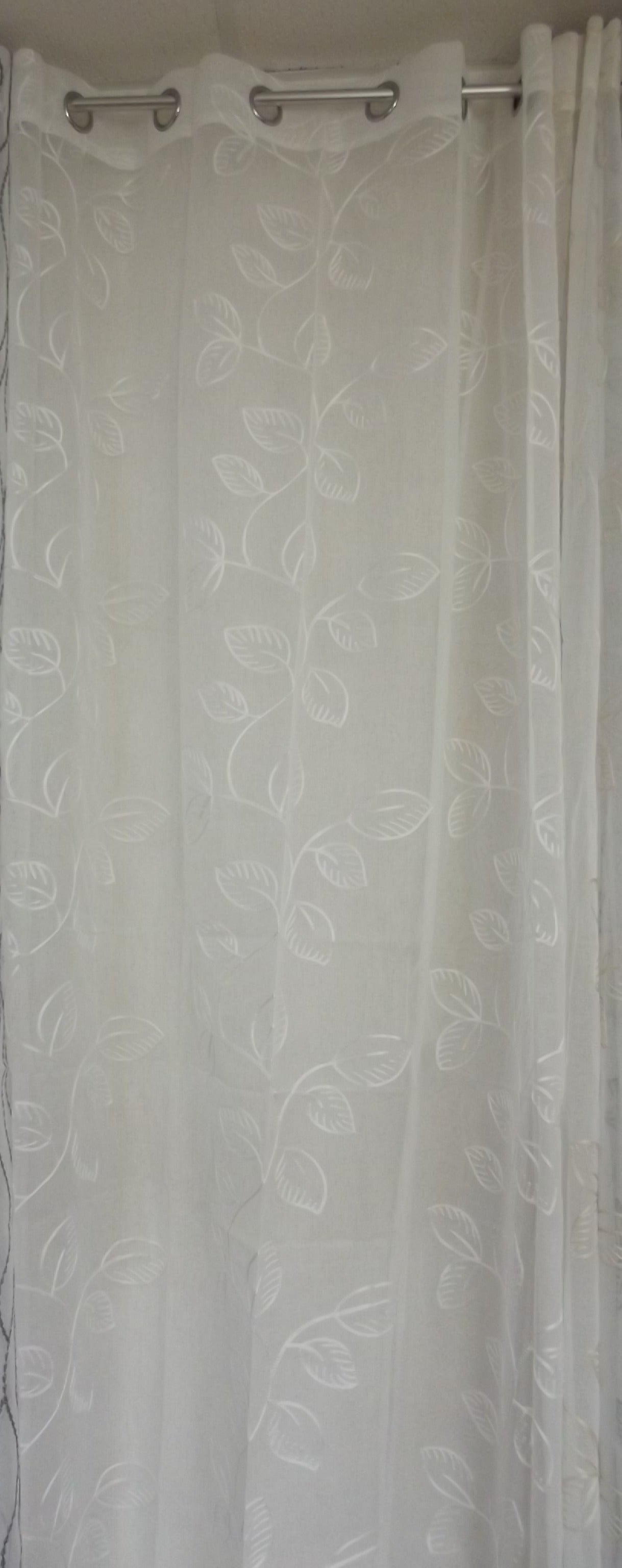 Visillo Kate Blanco – Frescura Luminosa y Diseño de Hojas Bordadas (140 x 260 cm)