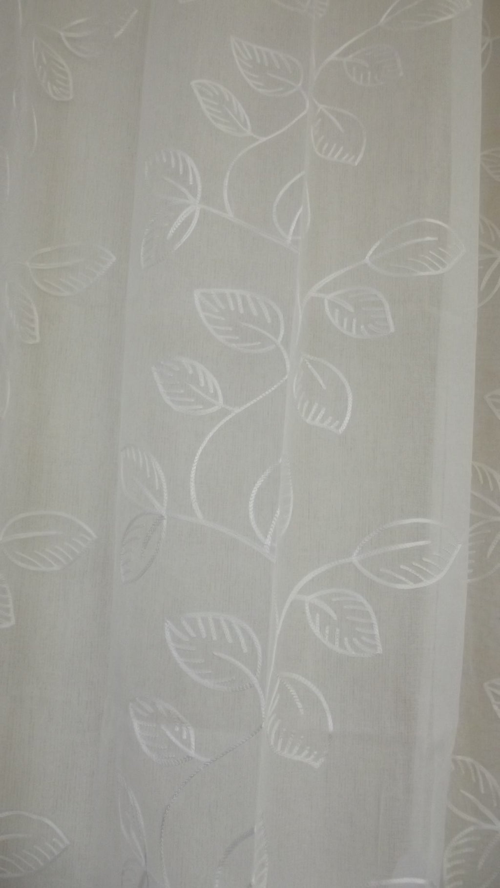 Visillo Kate Blanco – Frescura Luminosa y Diseño de Hojas Bordadas (140 x 260 cm)
