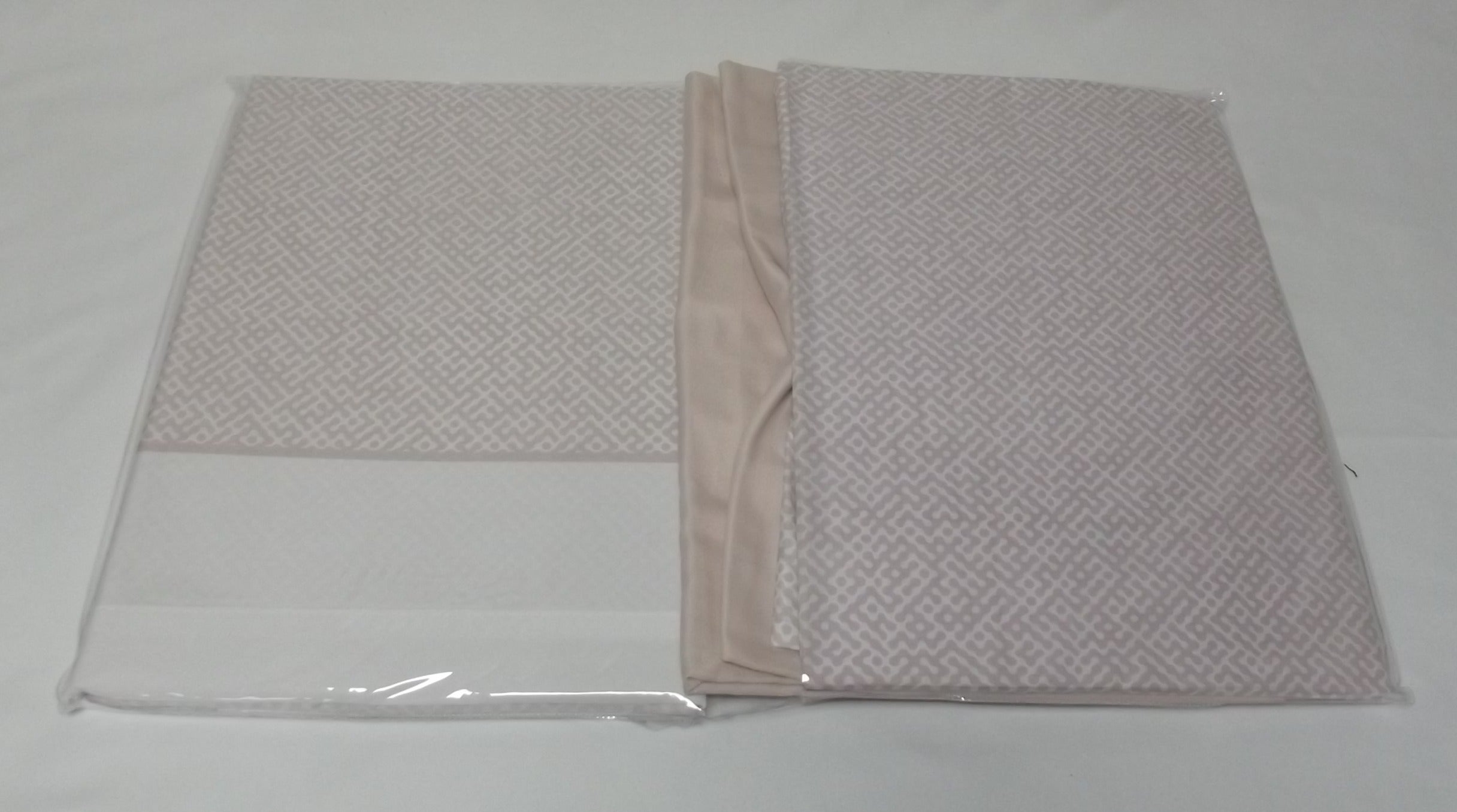 Juego de Sábanas Modelo Ana – Elegancia y Suavidad en Rosa Pastel