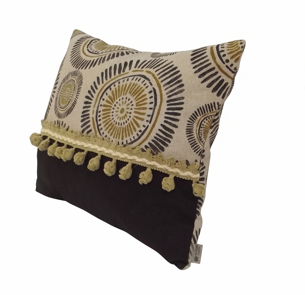 Cojín artesanal Sol con borlas ocre, fabricación propia Ruicor Textil