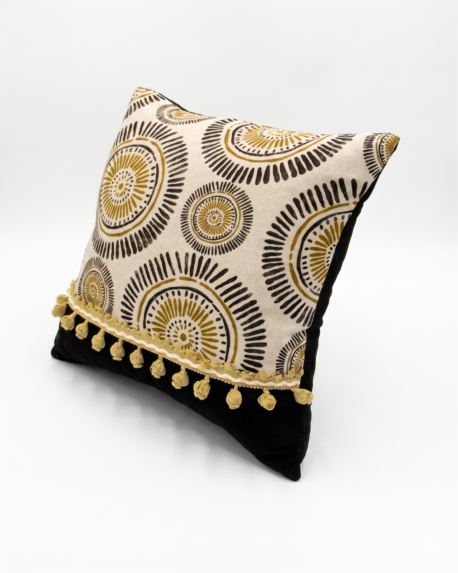 Cojín "Sol" con borlas – Elegancia Artesanal y Textura Única