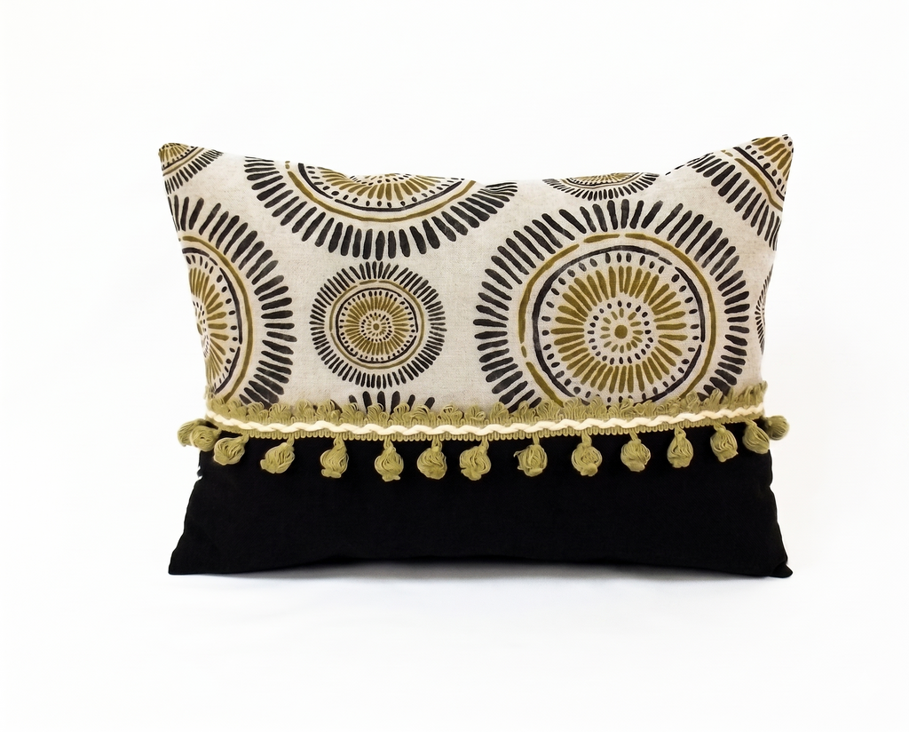 Cojín Sol con borlas colocado en sillón, ambiente boho chic